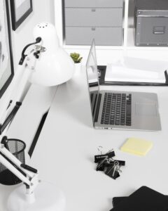 espacio-de-trabajo-ordenado-de-primer-plano-con-laptop